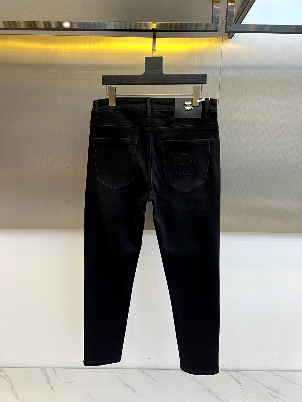 Karl Lagerfeld卡尔·拉格斐、2025秋冬加绒牛仔裤，以经典黑色诠释现代摩登风范。款式采用修