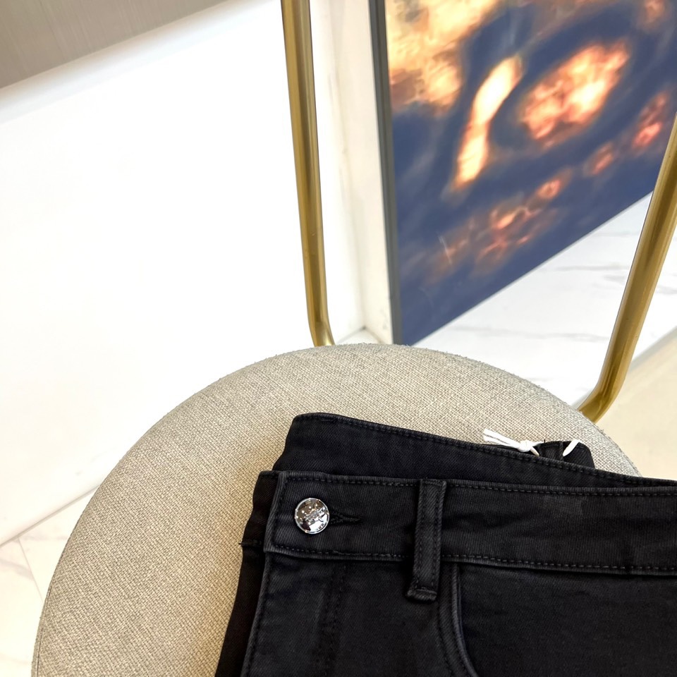 Karl Lagerfeld卡尔·拉格斐、2025秋冬加绒牛仔裤，以经典黑色诠释现代摩登风范。款式采用修