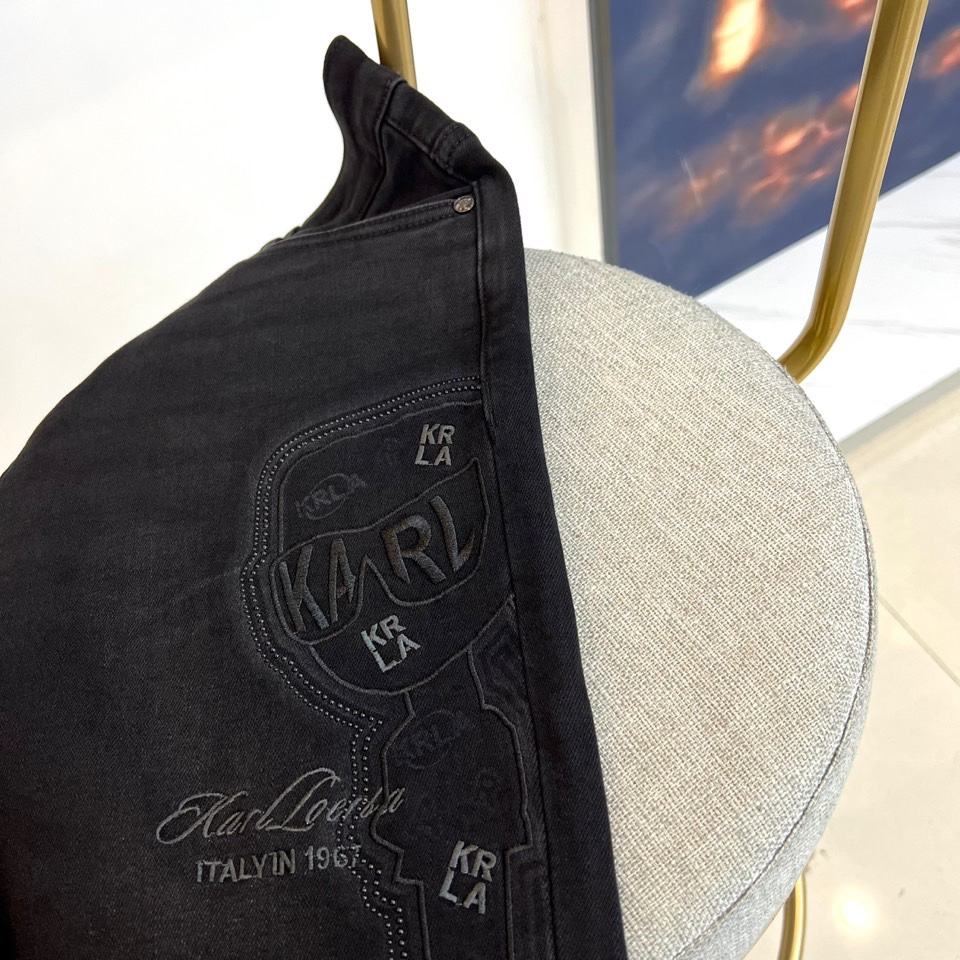 Karl Lagerfeld卡尔·拉格斐、2025秋冬加绒牛仔裤，以经典黑色诠释现代摩登风范。款式采用修