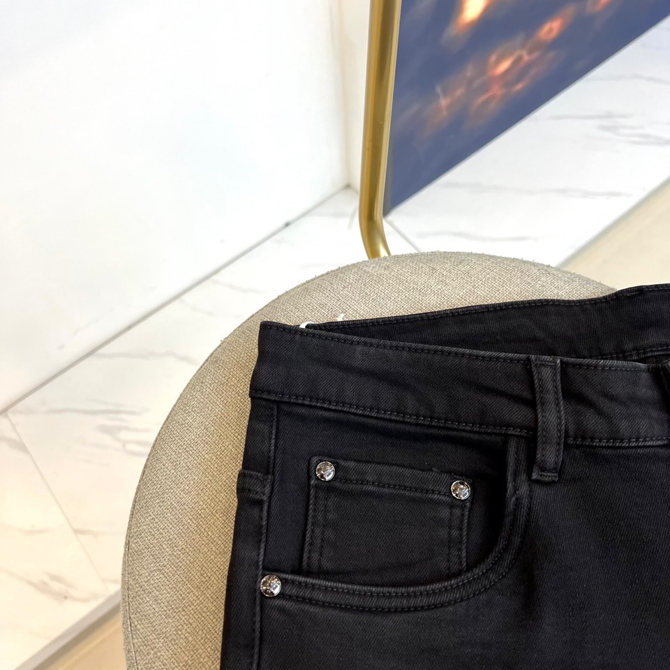 Karl Lagerfeld卡尔·拉格斐、2025秋冬加绒牛仔裤，以经典黑色诠释现代摩登风范。款式采用修