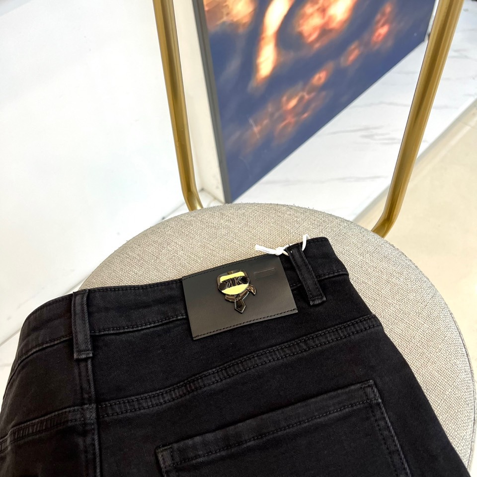 Karl Lagerfeld卡尔·拉格斐、2025秋冬加绒牛仔裤，以经典黑色诠释现代摩登风范。款式采用修