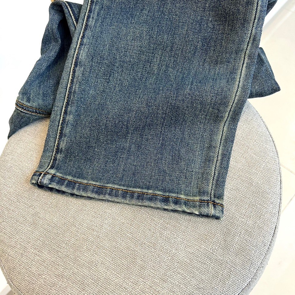 Gucc古驰、2025秋冬新品牛仔裤，以经典直筒廓形诠释复古与现代的平衡。款式采用流畅的直筒剪裁，自然修