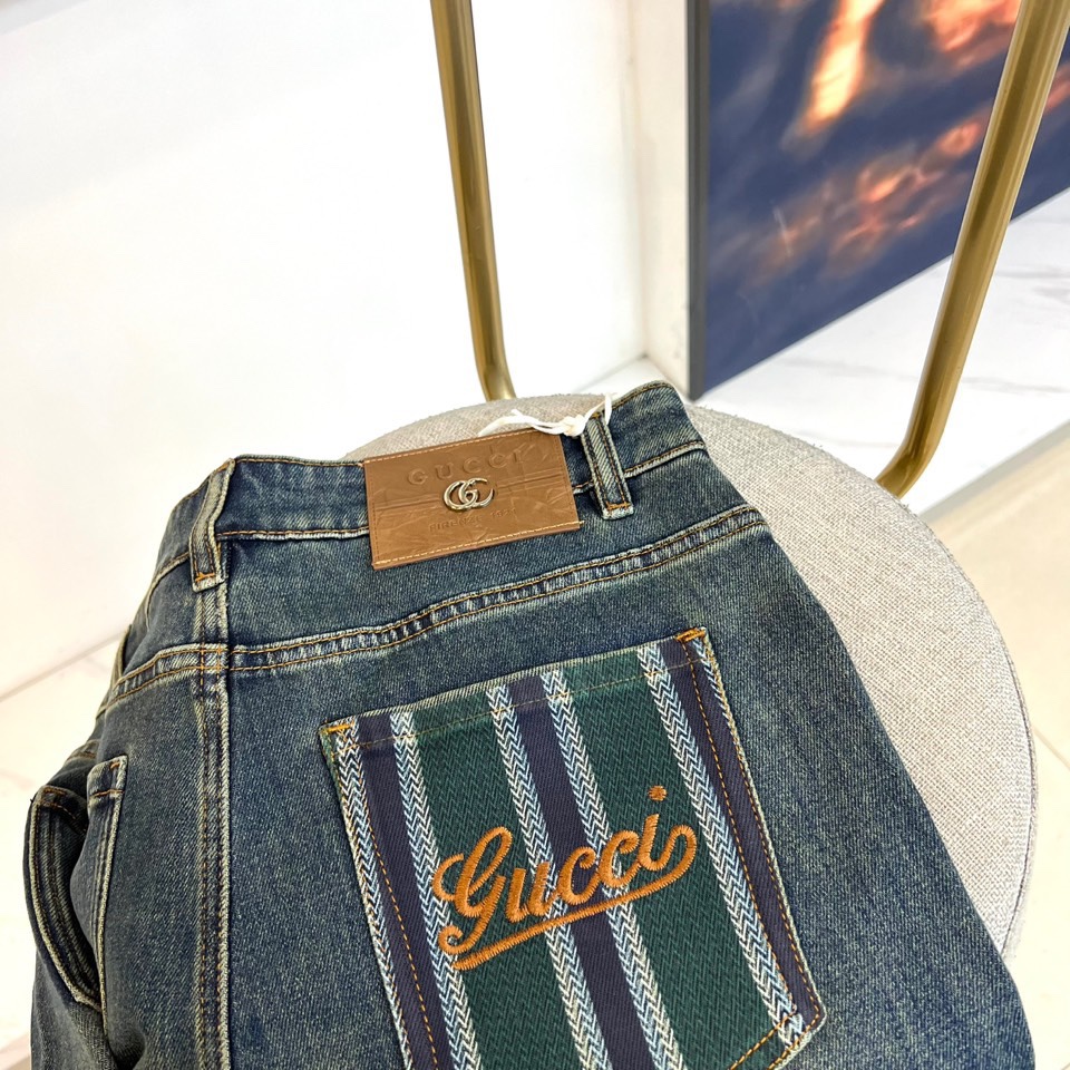 Gucc古驰、2025秋冬新品牛仔裤，以经典直筒廓形诠释复古与现代的平衡。款式采用流畅的直筒剪裁，自然修