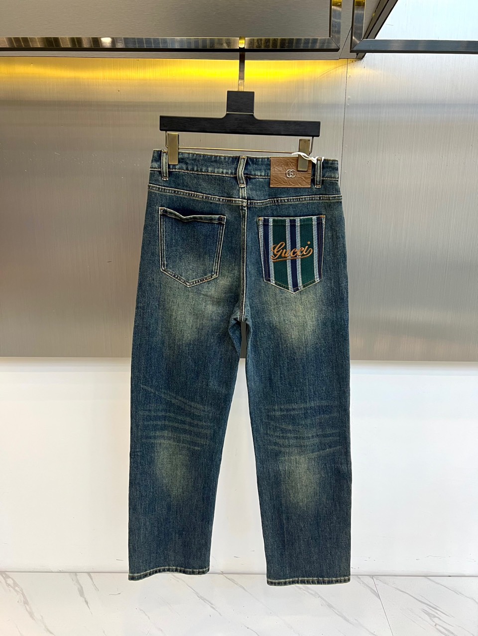 Gucc古驰、2025秋冬新品牛仔裤，以经典直筒廓形诠释复古与现代的平衡。款式采用流畅的直筒剪裁，自然修