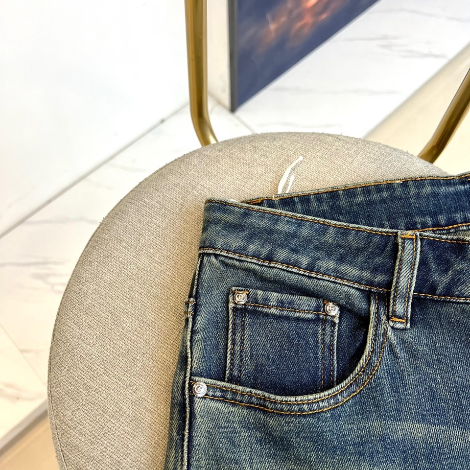 Gucc古驰、2025秋冬新品牛仔裤，以经典直筒廓形诠释复古与现代的平衡。款式采用流畅的直筒剪裁，自然修