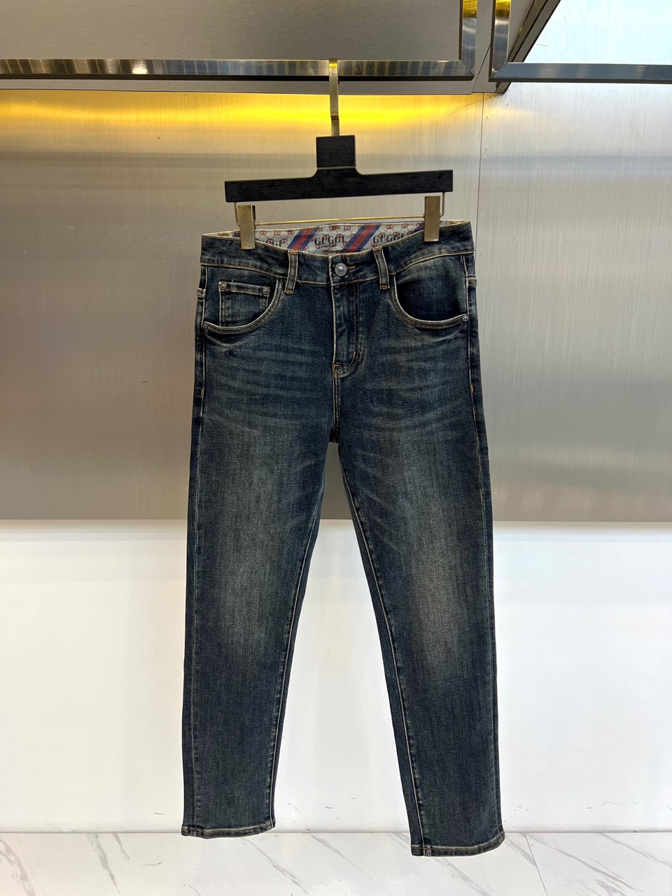 Gucc古驰、2025秋冬新品直筒牛仔裤，重塑当代丹宁美学。款式采用流畅的直筒剪裁，贴合腿型而不失随性。