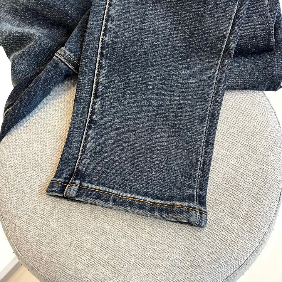 Gucc古驰、2025秋冬新品直筒牛仔裤，重塑当代丹宁美学。款式采用流畅的直筒剪裁，贴合腿型而不失随性。