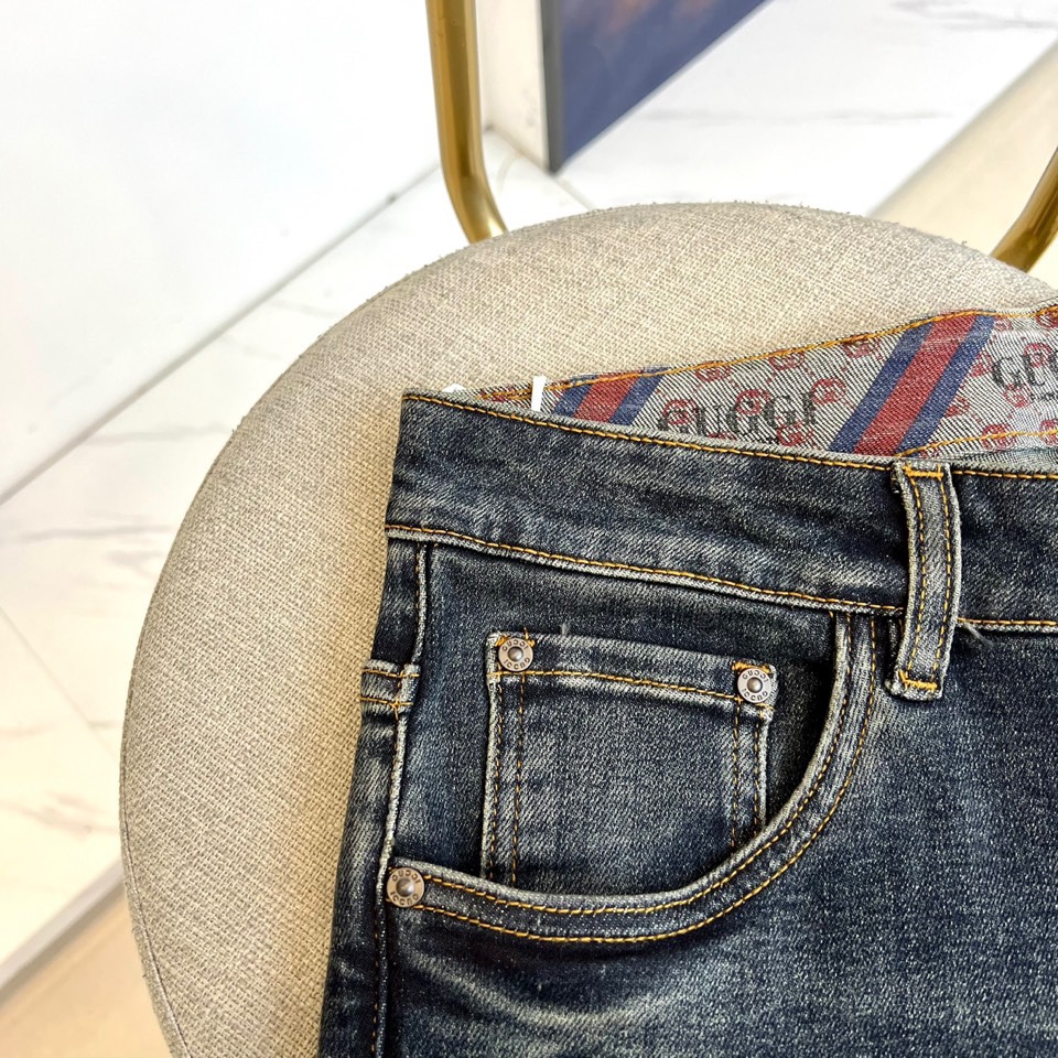 Gucc古驰、2025秋冬新品直筒牛仔裤，重塑当代丹宁美学。款式采用流畅的直筒剪裁，贴合腿型而不失随性。