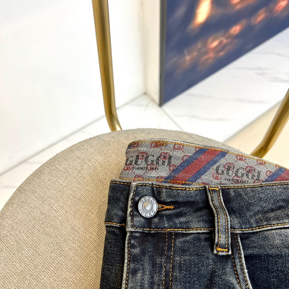 Gucc古驰、2025秋冬新品直筒牛仔裤，重塑当代丹宁美学。款式采用流畅的直筒剪裁，贴合腿型而不失随性。