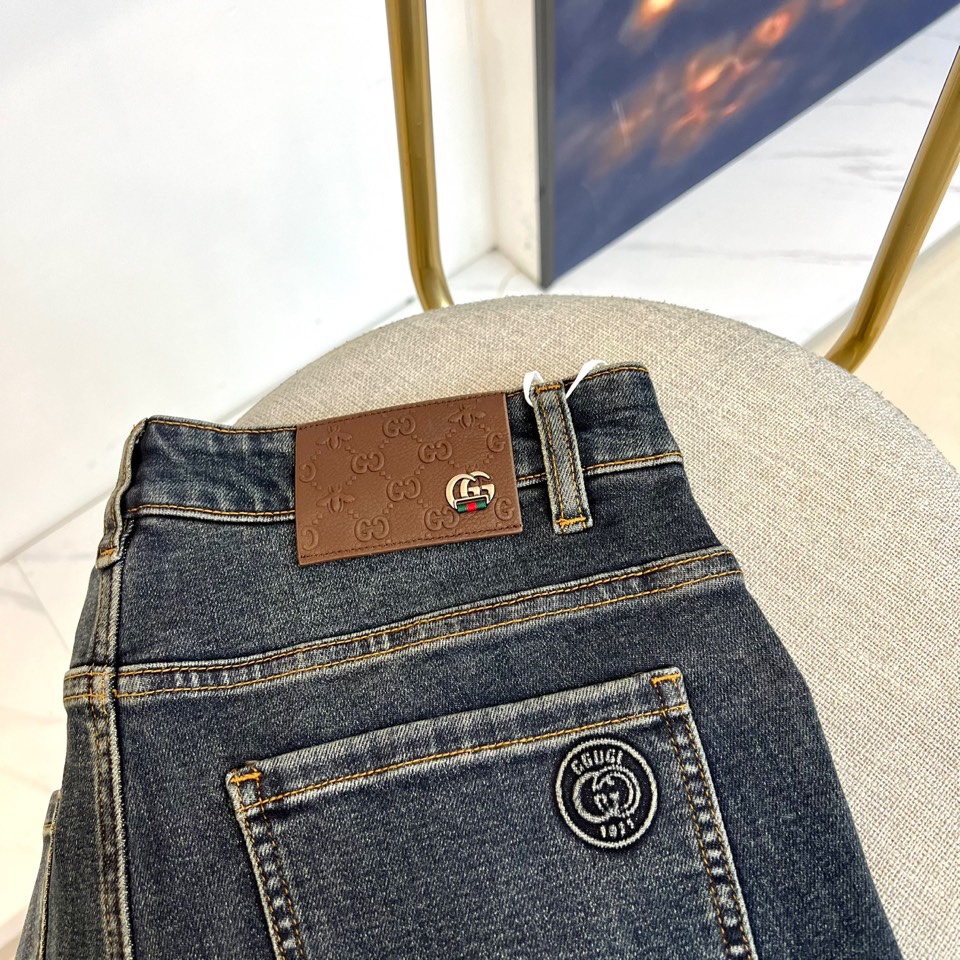 Gucc古驰、2025秋冬新品直筒牛仔裤，重塑当代丹宁美学。款式采用流畅的直筒剪裁，贴合腿型而不失随性。