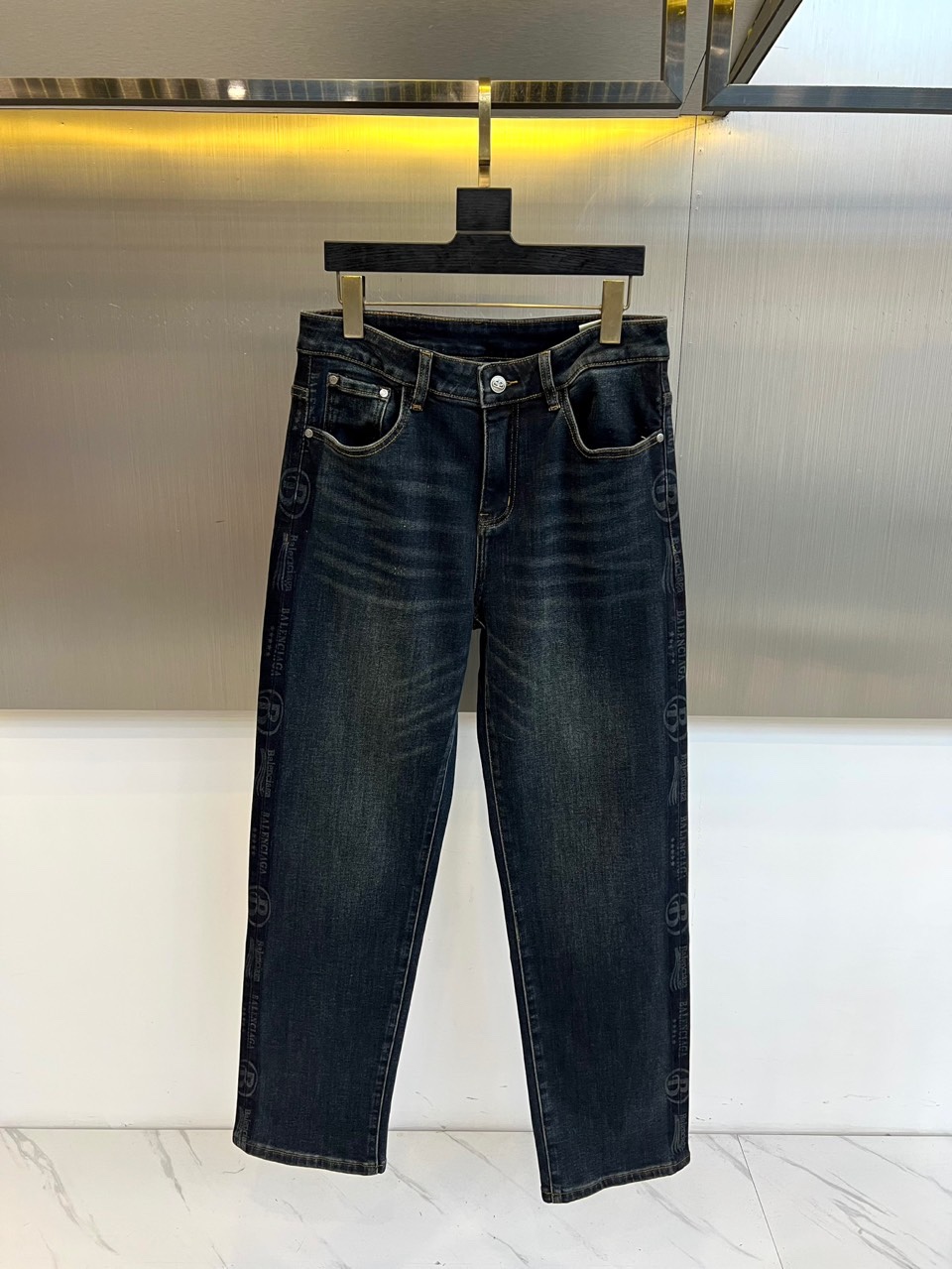 Ba巴黎世家、2025秋冬加绒牛仔裤，以经典直筒版型重塑冬日丹宁。款式采用深蓝色牛仔面料，线条流畅利落。