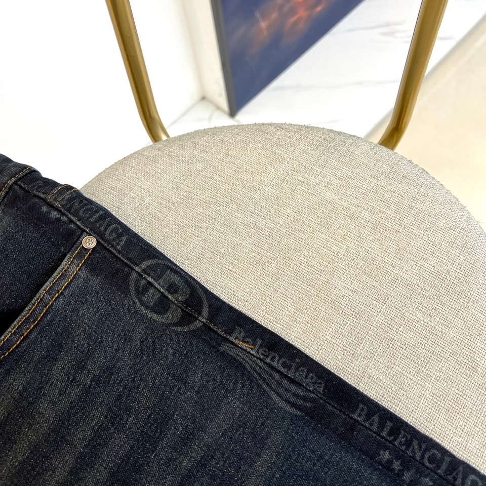 Ba巴黎世家、2025秋冬加绒牛仔裤，以经典直筒版型重塑冬日丹宁。款式采用深蓝色牛仔面料，线条流畅利落。