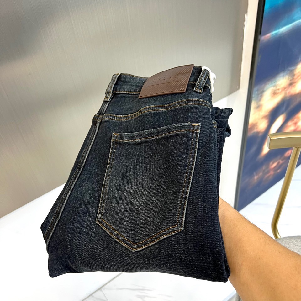 NO:681037,Ba Balenciaga's autumn and winter velvet jeans reshape winter denim with a classic straight fit. The style is made of dark blue denim fabric with smooth and neat lines. The back waist is embellished with the brand's iconic brown leather label, and is matched with exquisite topstitching on the back pockets, showing craftsmanship in the details. A gray velvet lining is specially added to the inside of the trouser legs, and is outlined with distinctive yellow stitching, which not only provides warmth but also becomes the finishing touch.  Its style cleverly combines high-end fashion and practical functions. The calm dark blue tone is easy to match, while the eye-catching yellow stitching on the trouser legs breaks the overall low-key, injecting a hint of unruly street feel and exquisite ingenuity. It is not only a cold-proof item, but also enhances the overall look of autumn and winter.  The key to style layering and texture. Whether paired with boots or sneakers, you can easily create an urban style with both warmth and grace. 29-36 (no 35),,balenciaga,boots,sneakers,jeans,19860909Ba巴黎世家、秋冬加绒牛仔裤,以经典直筒版型重塑冬日丹宁.款式采用深蓝色牛仔面料,线条流畅利落.后腰点缀品牌标志性的棕色皮质标牌,搭配后袋精致的明线缝纫,细节处彰显工艺.裤脚内侧特别添加灰色加绒内里,并饰以鲜明的黄色缝线勾勒,在提供温暖的同时成为点睛之笔. 其风格巧妙融合高级时尚与实用机能.沉稳的深蓝色调易于搭配,而裤脚处醒目的黄色缝线则打破了整体的低调,注入一丝不羁的街头感与精致巧思.它不仅是一件御寒单品,更是提升秋冬整体造型层次与质感的关键.无论是搭配靴子还是运动鞋,都能轻松塑造出兼具温度与风度的都市型格.29-36（无35）,,balenciaga,boots,sneakers,jeans,,Men's clothing