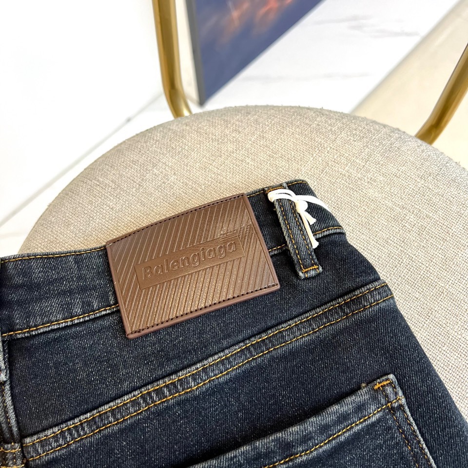 Ba巴黎世家、2025秋冬加绒牛仔裤，以经典直筒版型重塑冬日丹宁。款式采用深蓝色牛仔面料，线条流畅利落。