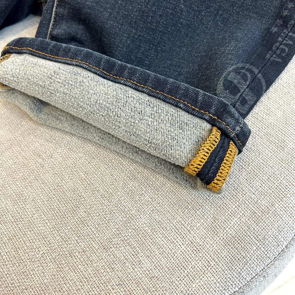 Ba巴黎世家、2025秋冬加绒牛仔裤，以经典直筒版型重塑冬日丹宁。款式采用深蓝色牛仔面料，线条流畅利落。