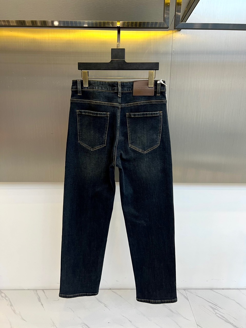 Ba巴黎世家、2025秋冬加绒牛仔裤，以经典直筒版型重塑冬日丹宁。款式采用深蓝色牛仔面料，线条流畅利落。