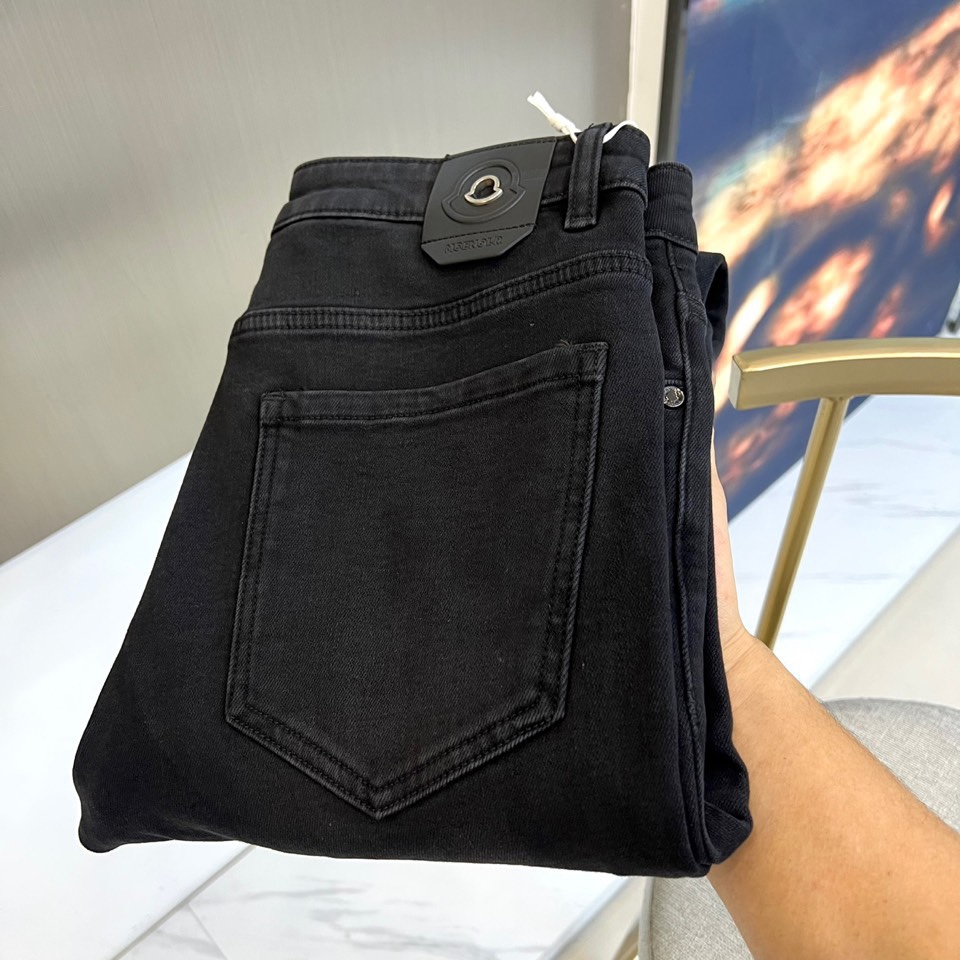 NO:681043,Mon muzzle, autumn and winter black jeans, interpret luxury daily life with classic five-pocket style and exquisite details. The fabric is made of high-quality dark black denim, which has a solid and crisp feel. The black leather label at the waist is decorated with a metallic round logo and the 'MONCLER' brand logo is clearly embossed, which is the finishing touch. The back pocket uses classic stitching design, which is neat and simple.  Its style perfectly combines high-end leisure and urban practicality. The pure black color is very malleable. It can be paired with a branded down jacket to create a complete luxury sports style, or it can be combined with a simple knitted sweater to present a low-key and exquisite daily look. It is not only a versatile basic item in the wardrobe, but also a personal choice that quietly demonstrates extraordinary taste through iconic details. 29-36 (no 35),,Moncler,jeans,down jacket,19860909Mon蒙口、秋冬黑色牛仔裤,以经典五袋款式与精致细节诠释奢华日常.面料选用高品质深黑丹宁,触感扎实挺括.腰间的黑色皮质标签缀以金属质感圆形徽标,清晰压印“MONCLER”品牌标识,成为点睛之笔.后口袋沿用经典缝线设计,利落简约. 其风格完美融合了高端休闲与都市实用性.纯粹的黑色极具可塑性,既能搭配品牌羽绒服打造完整奢华运动风范,亦可与简约针织衫组合,呈现低调精致的日常造型.它不仅是衣橱中百搭不败的基础单品,更是通过标志性细节悄然彰显不凡品味的个性选择.29-36（无35）,,Moncler,jeans,down jacket,,Men's clothing