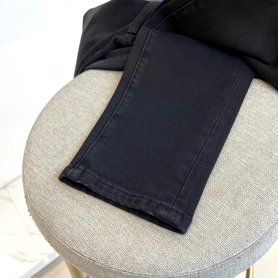 Mon蒙口、2025秋冬黑色牛仔裤，以经典五袋款式与精致细节诠释奢华日常。面料选用高品质深黑丹宁，触感扎