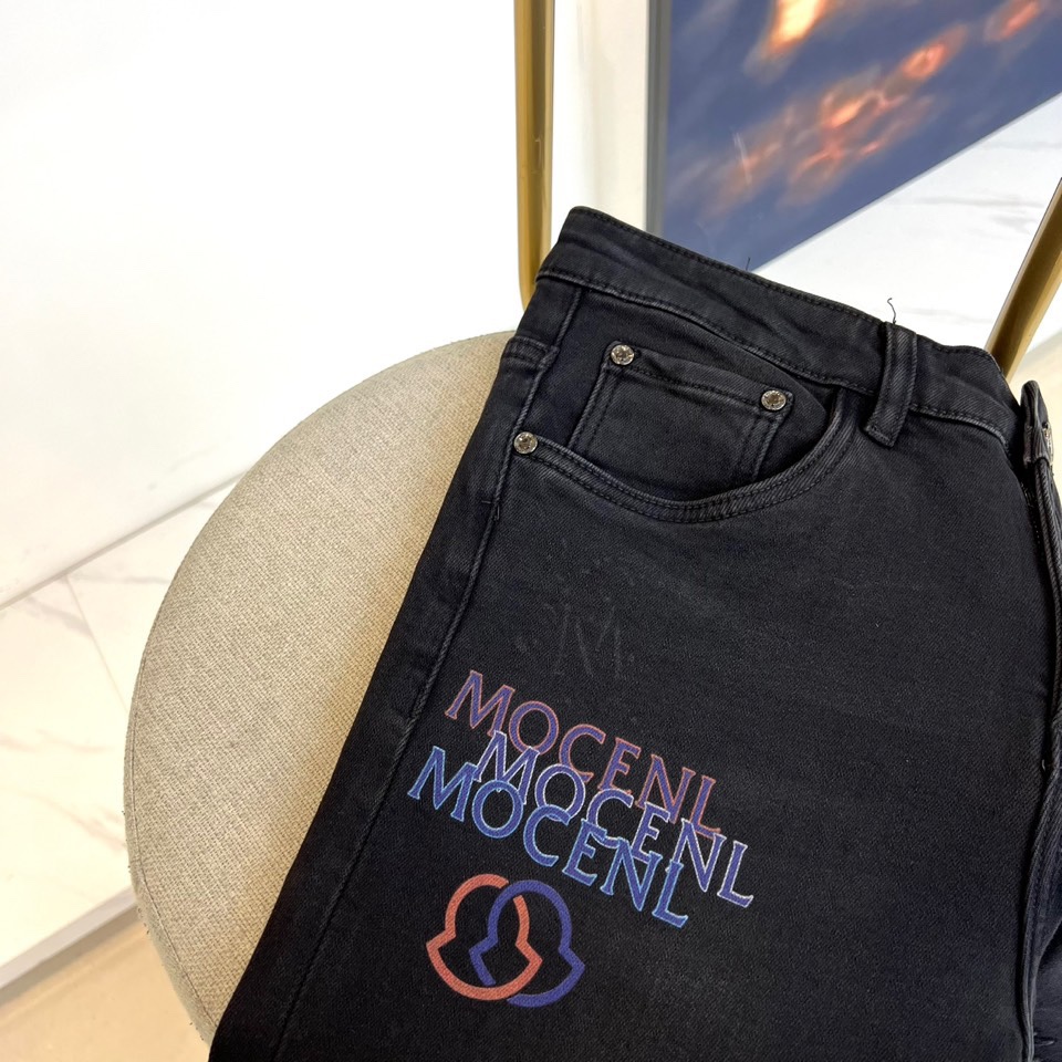 Mon蒙口、2025秋冬黑色牛仔裤，以经典五袋款式与精致细节诠释奢华日常。面料选用高品质深黑丹宁，触感扎