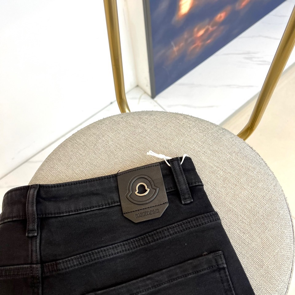 Mon蒙口、2025秋冬黑色牛仔裤，以经典五袋款式与精致细节诠释奢华日常。面料选用高品质深黑丹宁，触感扎