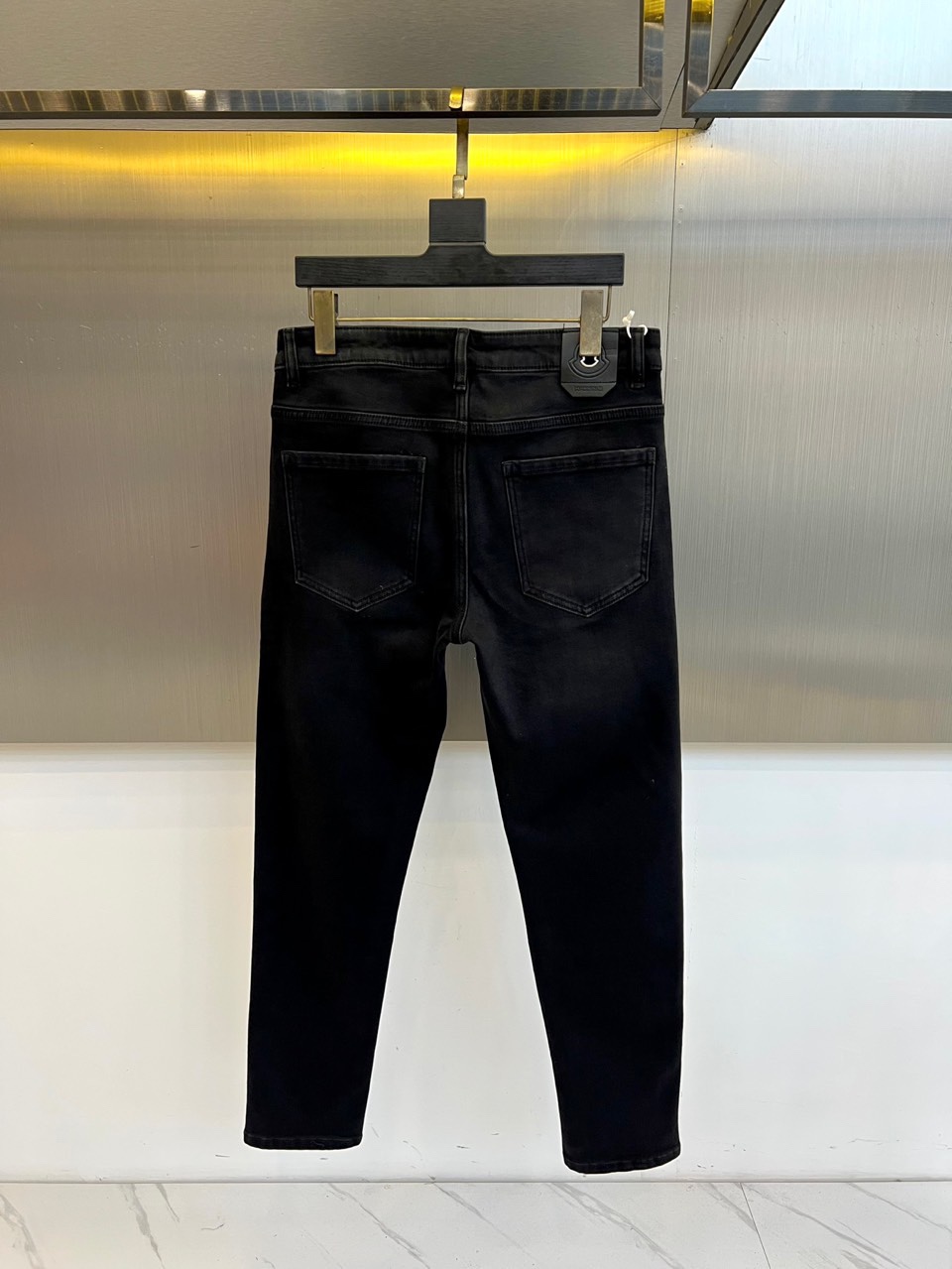Mon蒙口、2025秋冬黑色牛仔裤，以经典五袋款式与精致细节诠释奢华日常。面料选用高品质深黑丹宁，触感扎