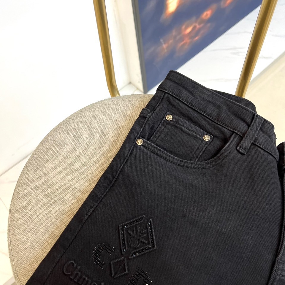 Dio迪奥、2025秋冬加绒牛仔裤，以经典黑色演绎奢华冬日丹宁。款式采用修身剪裁，线条利落流畅。标志性设