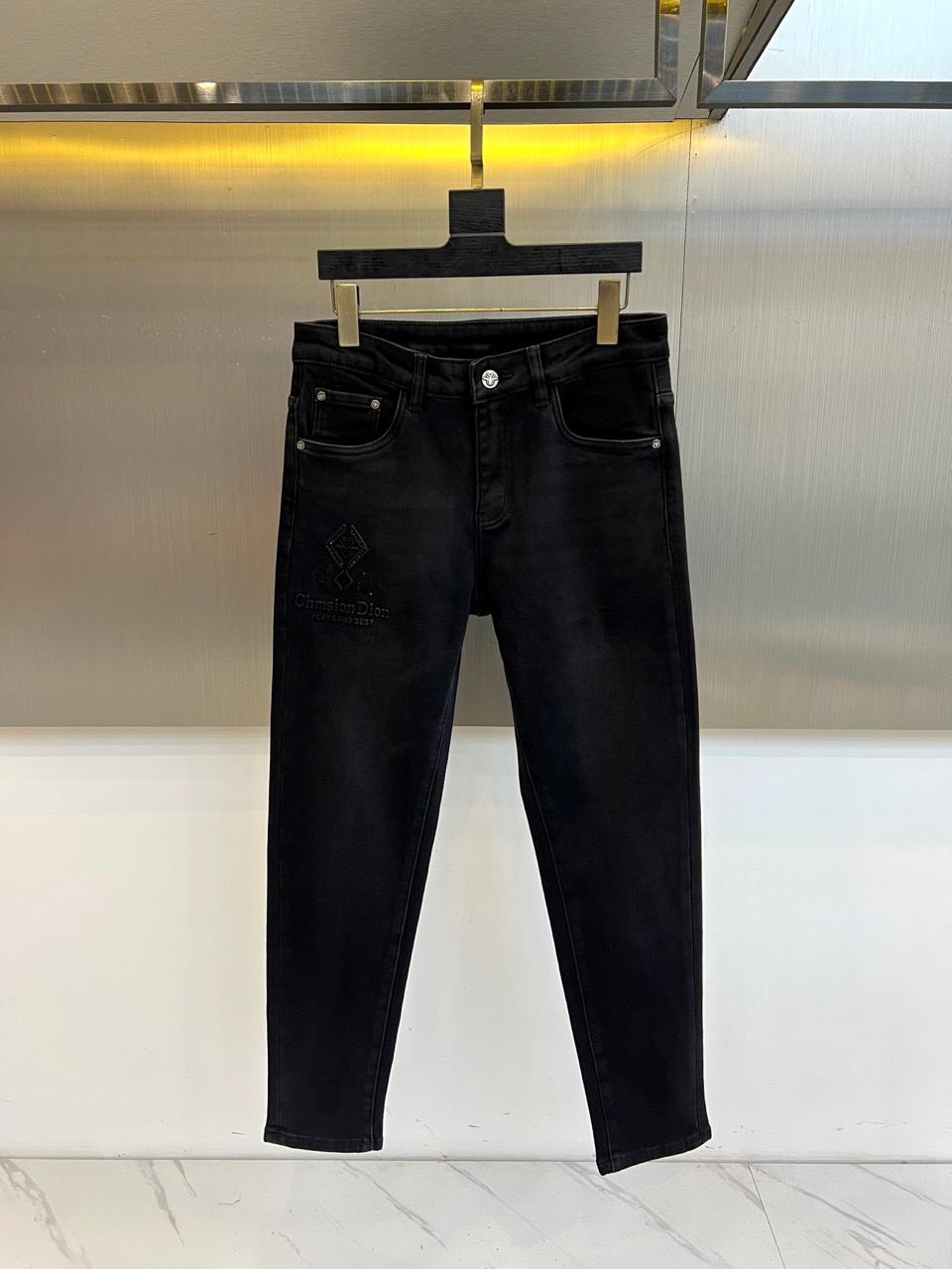 Dio迪奥、2025秋冬加绒牛仔裤，以经典黑色演绎奢华冬日丹宁。款式采用修身剪裁，线条利落流畅。标志性设