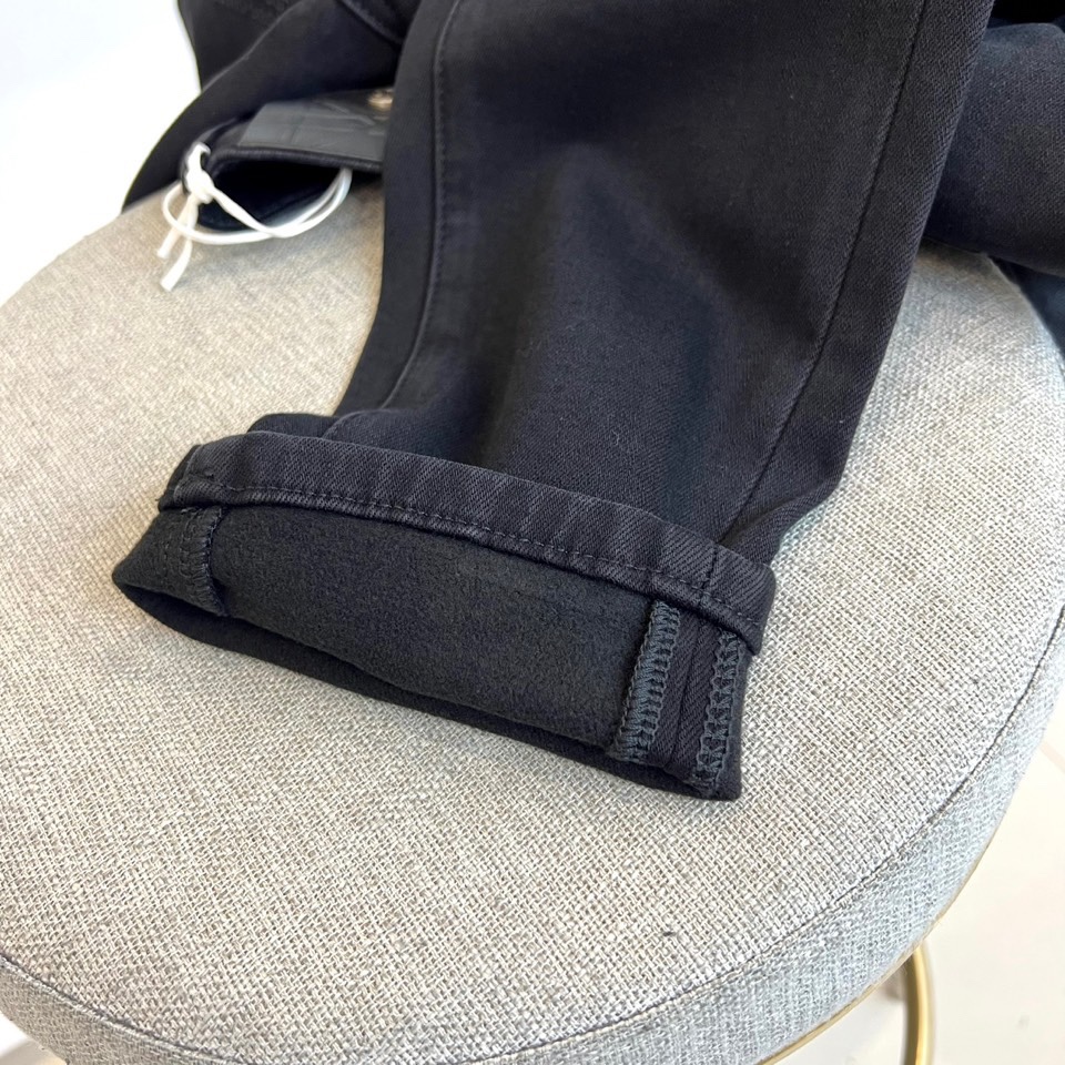 Dio迪奥、2025秋冬加绒牛仔裤，以经典黑色演绎奢华冬日丹宁。款式采用修身剪裁，线条利落流畅。标志性设