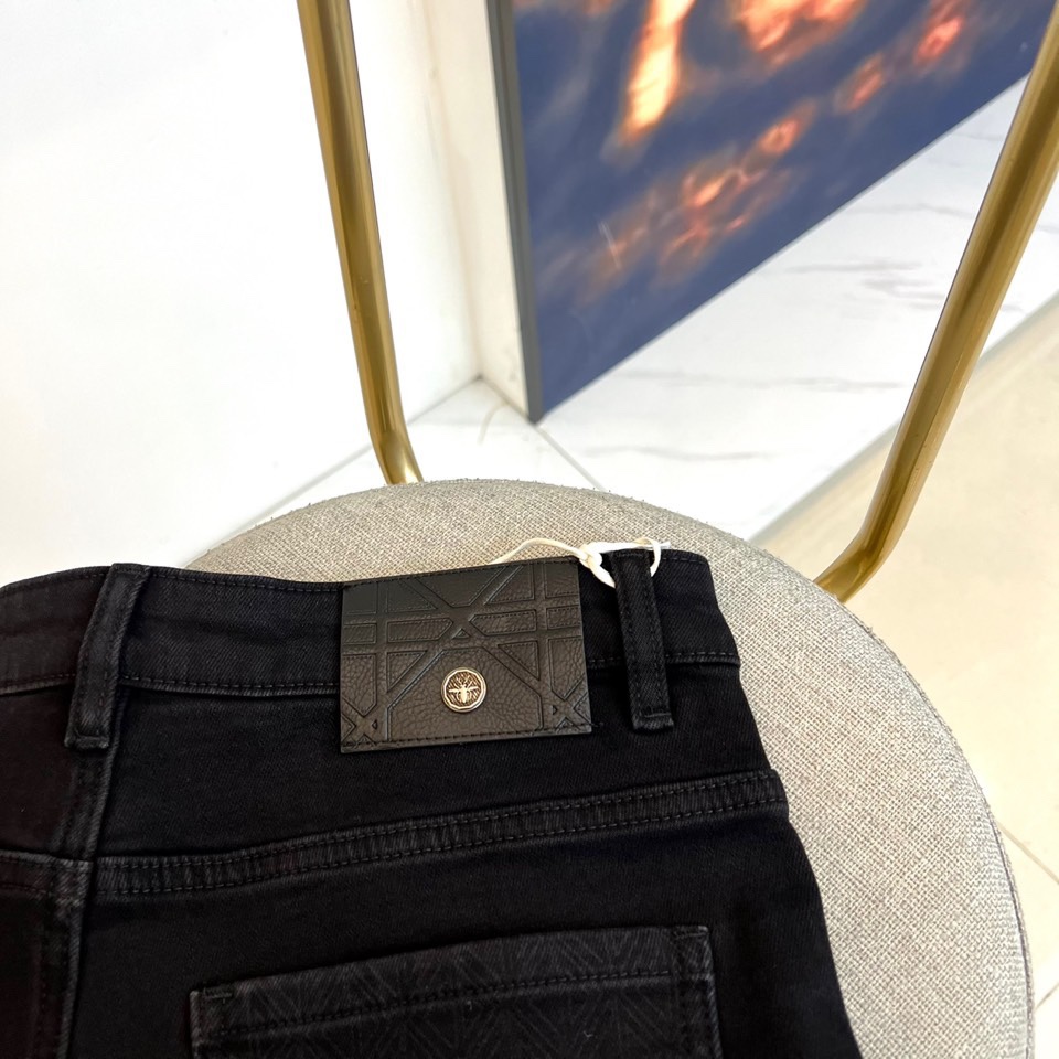 Dio迪奥、2025秋冬加绒牛仔裤，以经典黑色演绎奢华冬日丹宁。款式采用修身剪裁，线条利落流畅。标志性设