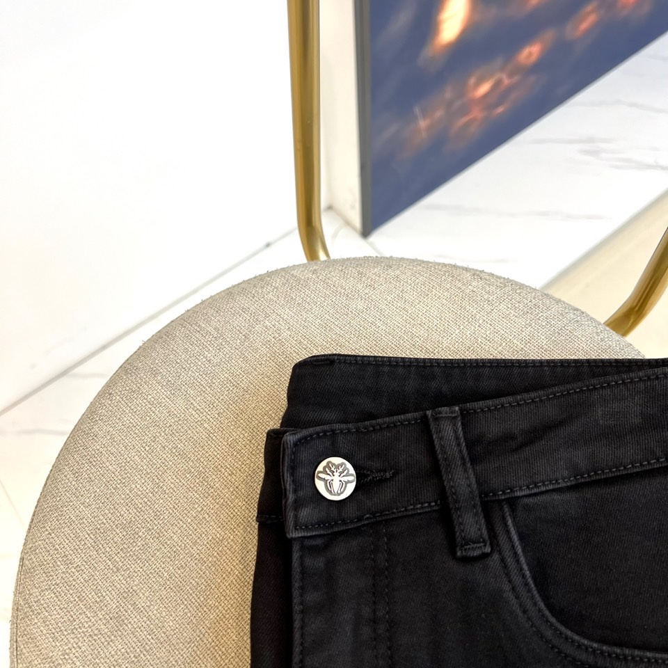 Dio迪奥、2025秋冬加绒牛仔裤，以经典黑色演绎奢华冬日丹宁。款式采用修身剪裁，线条利落流畅。标志性设