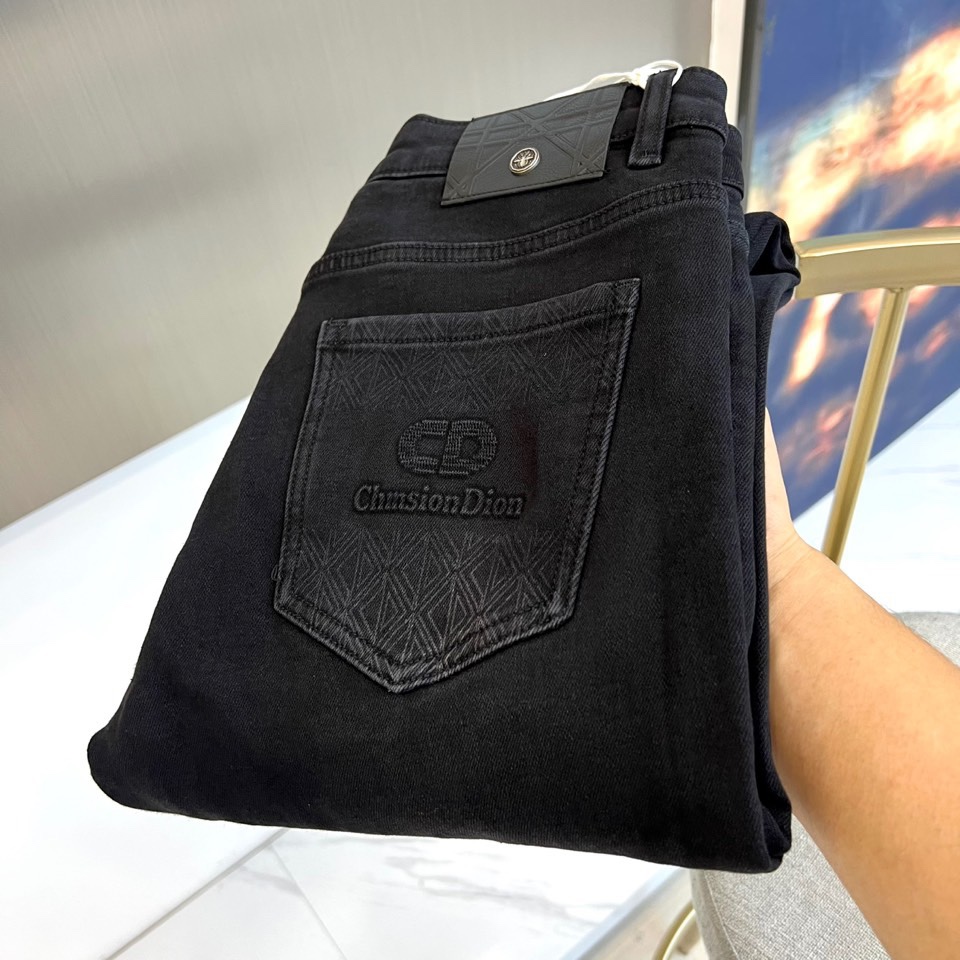NO:681049,Dio Dior, autumn and winter velvet jeans, use classic black to interpret luxurious winter denim. The style adopts slim tailoring with clean and smooth lines. The iconic design focuses on the exquisite 'CD' logo and 'Christian Dior' words on the back pocket, decorated with unique geometric line textures to highlight the extraordinary identity. The black leather label on the waist further strengthens the brand details. The fine velvet lining, combined with the carefully sewn hem design of the trouser legs, provides warmth while ensuring the simplicity and crispness of the overall look.  Its style is the perfect fusion of high fashion and practical functions. The pure black color and slim fit can be easily integrated into various autumn and winter outfits, whether it is paired with a coat to create an elegant atmosphere, or paired with a casual top to interpret low-key luxury. It is not only a practical item to resist the cold, but also a key piece that quietly reveals Dior's taste through iconic details. 29-36 (no 35),, dior, dior, jeans,19860909Dio迪奥、秋冬加绒牛仔裤,以经典黑色演绎奢华冬日丹宁.款式采用修身剪裁,线条利落流畅.标志性设计聚焦于后口袋精致的“CD”徽标与“Christian Dior”字样,饰以独特的几何线条纹理,彰显非凡身份.腰间的黑色皮质标签进一步强化品牌细节.内里细腻加绒,配合裤脚精工缝制的卷边设计,在提供温暖的同时,确保了整体造型的简约与挺括. 其风格是高级时装与实用机能的完美融合.纯黑色调与修身版型,能轻松融入各类秋冬穿搭,无论是搭配大衣营造优雅气场,还是搭配休闲上衣诠释低调奢华,皆游刃有余.它不仅是抵御寒冷的实用单品,更是通过 iconic 细节悄然展露迪奥式品味的关键之作.29-36（无35）,,dior,dior,jeans,,Men's clothing