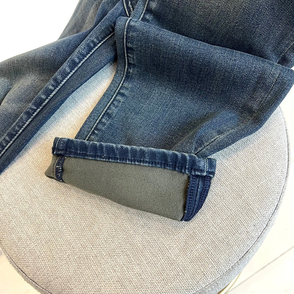 Fend芬迪、2025秋冬加绒牛仔裤，以深蓝色丹宁面料重塑经典。款式采用微锥形剪裁，自膝盖至脚踝线条利落