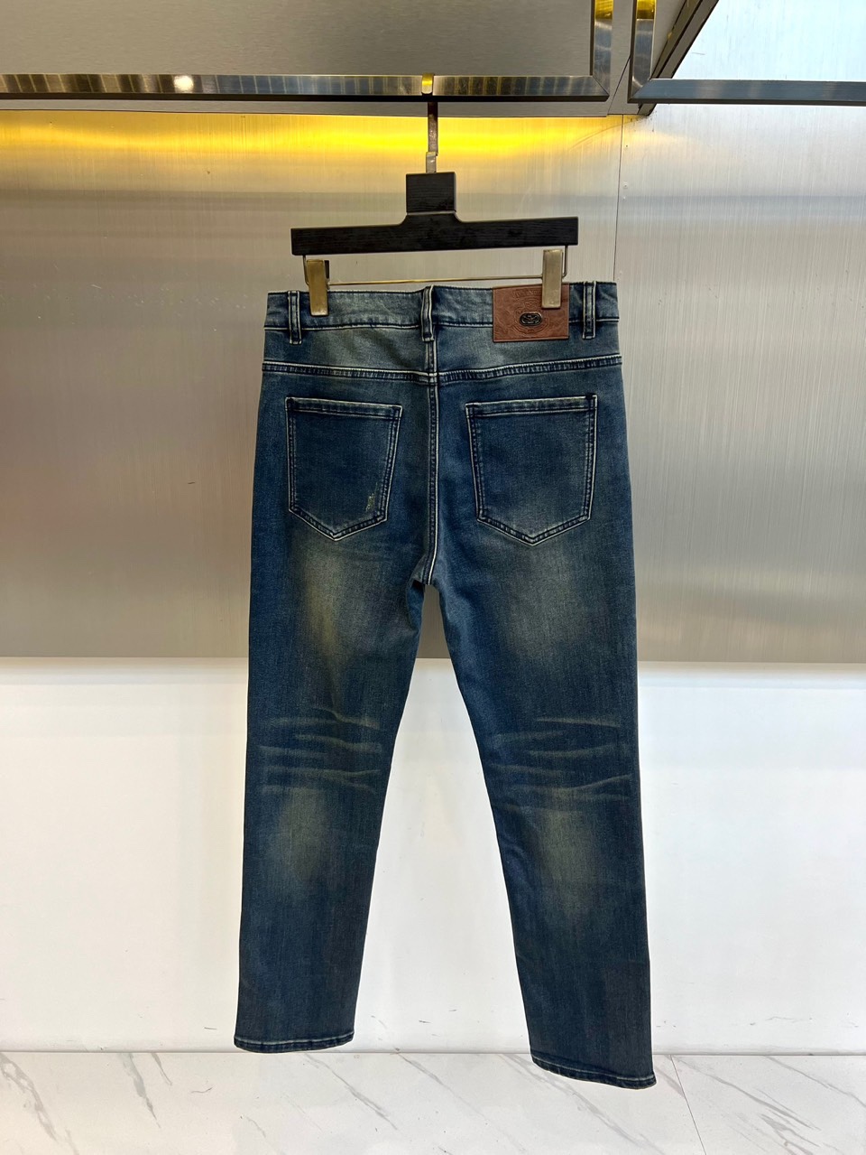 Fend芬迪、2025秋冬加绒牛仔裤，以深蓝色丹宁面料重塑经典。款式采用微锥形剪裁，自膝盖至脚踝线条利落