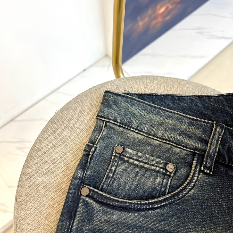 Fend芬迪、2025秋冬加绒牛仔裤，以深蓝色丹宁面料重塑经典。款式采用微锥形剪裁，自膝盖至脚踝线条利落