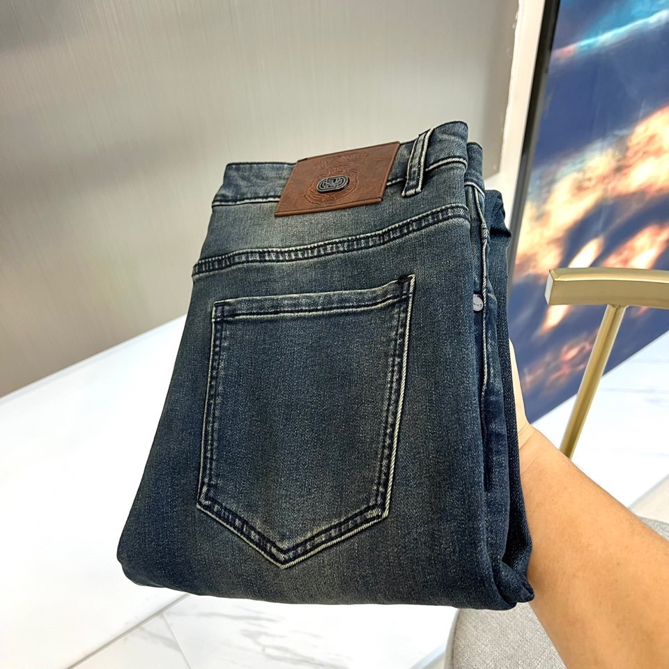 NO:680996,Fend Fendi, autumn and winter velvet jeans, reshape the classics with dark blue denim fabric. The style adopts a slightly tapered cut and is neatly tightened from the knees to the ankles, perfectly modifying the leg shape. The iconic trapezoidal back pocket is outlined with exquisite white stitching, and the back waist is decorated with a brown leather label to highlight the brand texture. The specially designed rolled hems naturally reveal the thick and soft dark gray velvet lining, creating a warm layer visually and tactilely.  Its style cleverly combines Italian luxury and urban leisure. The washed and polished denim blues have a retro charm, while the crisp silhouette and practical velvet design inject a sense of modern functionality. It can be easily paired with a leather jacket or a sweater, creating a casual and uninhibited street style, or integrating it into exquisite daily looks, becoming a must-have item for autumn and winter that combines warm style and extraordinary taste. 29-36 (No 35),, fendi, fendi, jeans, jackets  & coats,19860909Fend芬迪、秋冬加绒牛仔裤,以深蓝色丹宁面料重塑经典.款式采用微锥形剪裁,自膝盖至脚踝线条利落收束,完美修饰腿型.标志性的梯形后袋以精致的白色缝线勾勒,后腰饰有棕色皮革标牌,凸显品牌质感.特别设计的卷边裤脚,自然展露厚实柔软的深灰色加绒内衬,在视觉与触感上营造温暖层次. 其风格巧妙融合了意式奢华与都市休闲.水洗打磨的牛仔蓝调自带复古韵味,而挺括的版型与实用的加绒设计,则注入了现代机能感.它能轻松搭配皮革外套或针织衫,既可营造随性不羁的街头型格,亦能融入精致日常造型,成为兼顾温暖风度与不凡品味的秋冬必备单品.29-36（无35）,,fendi,fendi,jeans,jackets & coats,,Men's clothing