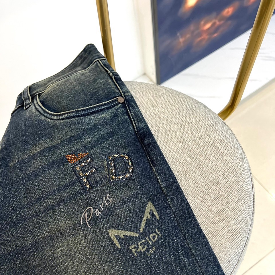 Fend芬迪、2025秋冬加绒牛仔裤，以深蓝色丹宁面料重塑经典。款式采用微锥形剪裁，自膝盖至脚踝线条利落