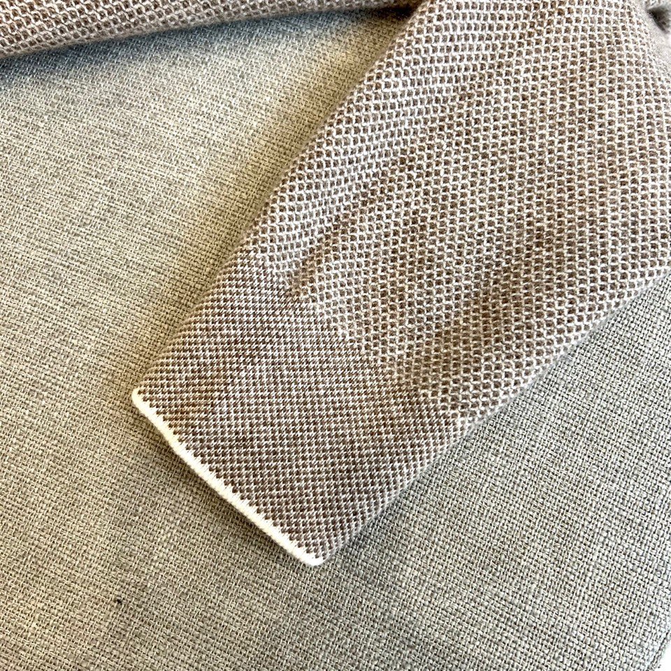 Loro Piana诺悠翩雅、2025秋冬新品臻柔羊绒针织衫。采用珍稀羊绒与精纺羊毛的黄金配比织就，羊绒