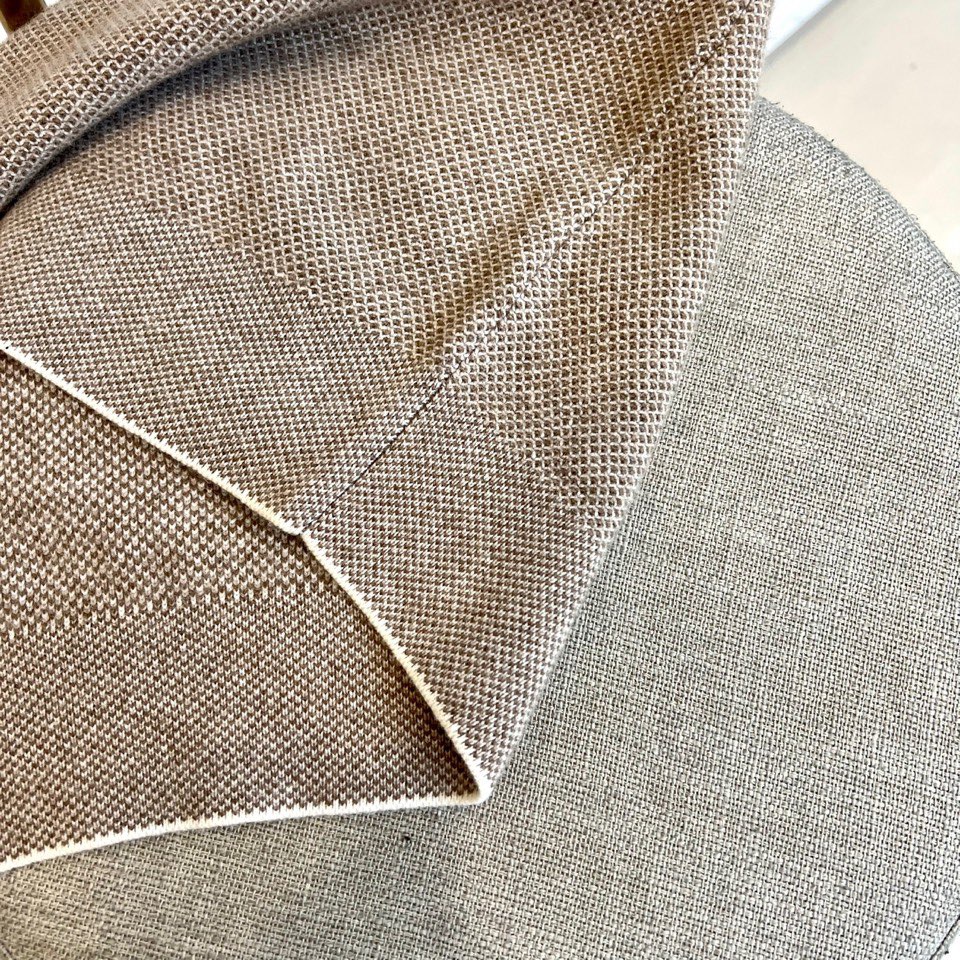 Loro Piana诺悠翩雅、2025秋冬新品臻柔羊绒针织衫。采用珍稀羊绒与精纺羊毛的黄金配比织就，羊绒