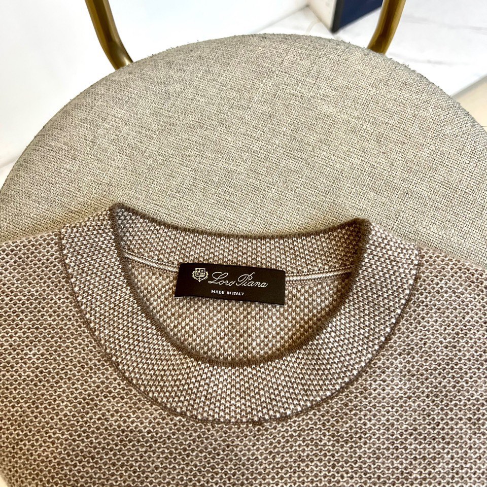 Loro Piana诺悠翩雅、2025秋冬新品臻柔羊绒针织衫。采用珍稀羊绒与精纺羊毛的黄金配比织就，羊绒