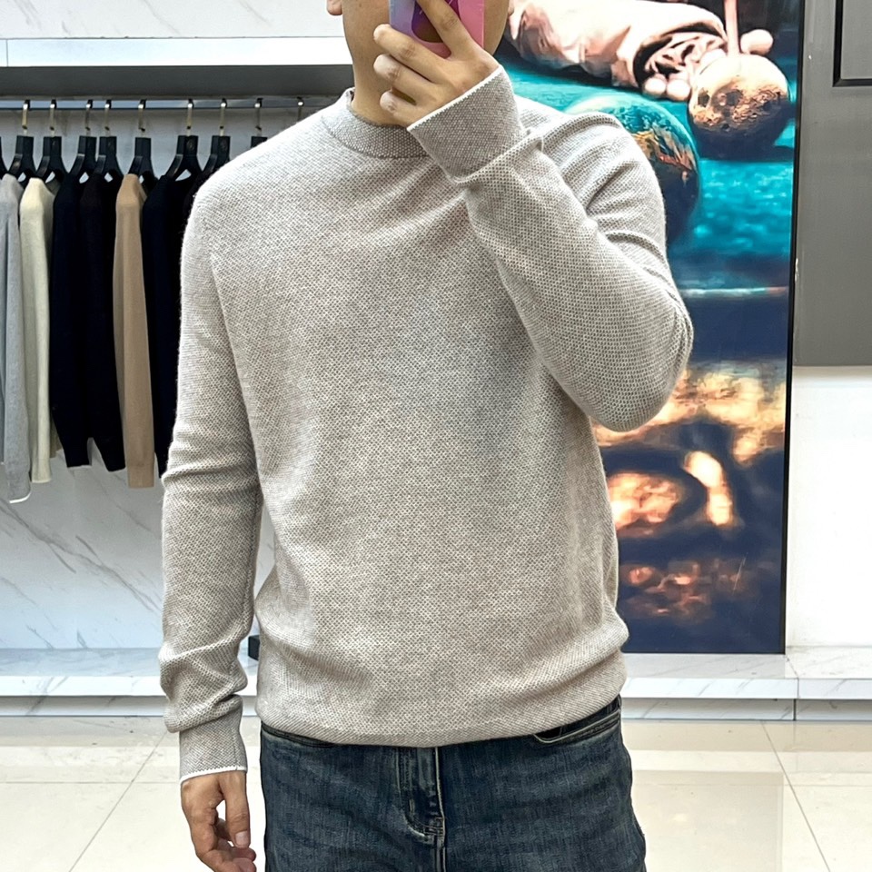 Loro Piana诺悠翩雅、2025秋冬新品臻柔羊绒针织衫。采用珍稀羊绒与精纺羊毛的黄金配比织就，羊绒