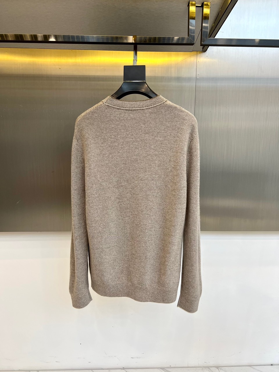 Loro Piana诺悠翩雅、2025秋冬新品臻柔羊绒针织衫。采用珍稀羊绒与精纺羊毛的黄金配比织就，羊绒