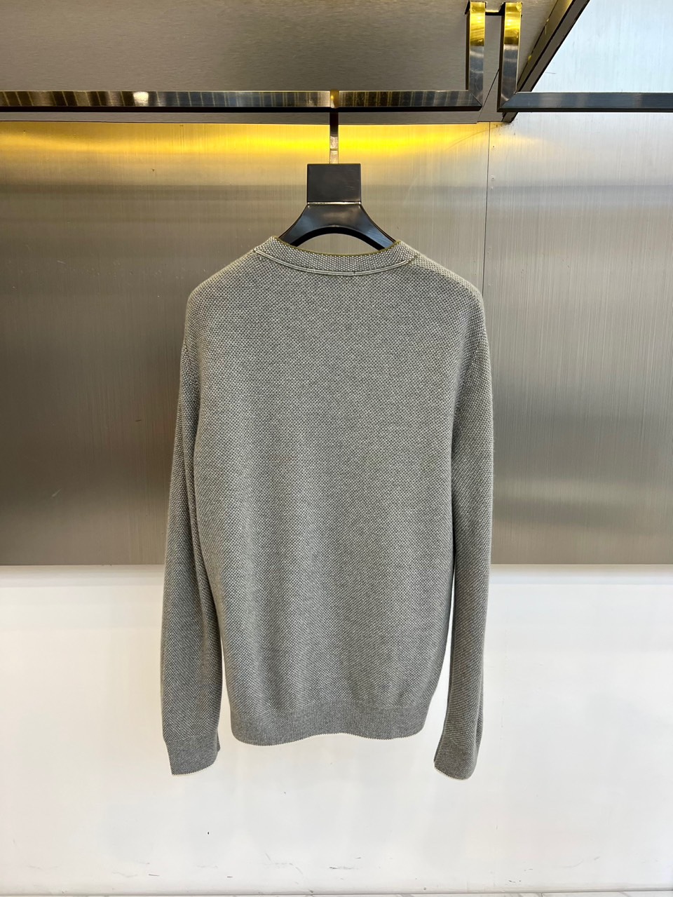 Loro Piana诺悠翩雅、2025秋冬新品臻柔羊绒针织衫。采用珍稀羊绒与精纺羊毛的黄金配比织就，羊绒