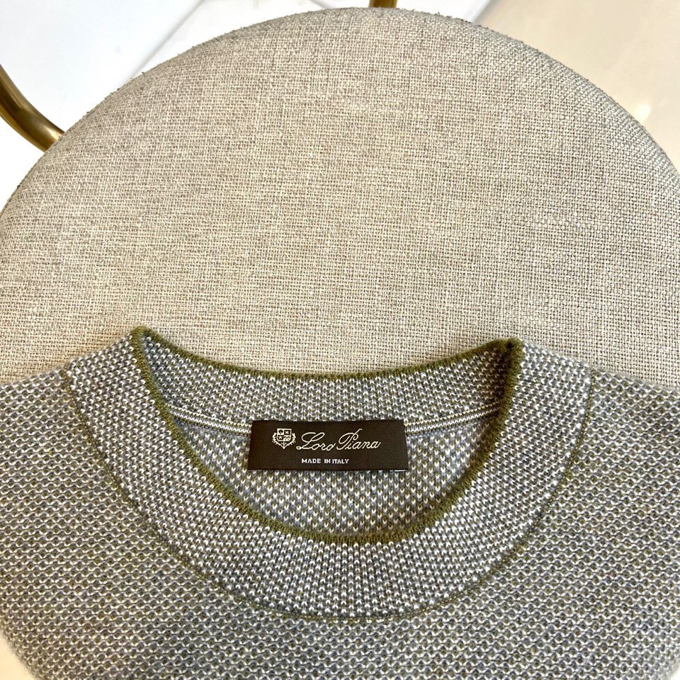 Loro Piana诺悠翩雅、2025秋冬新品臻柔羊绒针织衫。采用珍稀羊绒与精纺羊毛的黄金配比织就，羊绒