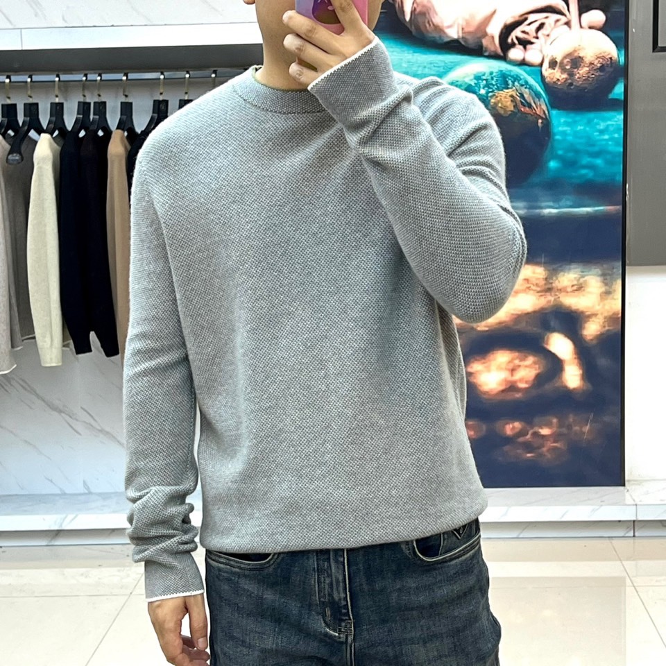 Loro Piana诺悠翩雅、2025秋冬新品臻柔羊绒针织衫。采用珍稀羊绒与精纺羊毛的黄金配比织就，羊绒