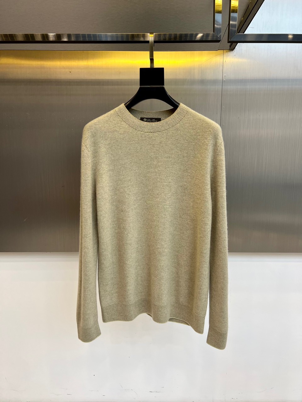 NO:680998,Loro Piana's elegant, new autumn and winter soft cashmere sweater. It is woven with the golden ratio of rare cashmere and worsted wool. The cashmere fiber fineness is less than 15.5 microns, giving the fabric a cloud-like soft and waxy touch; the wool component enhances the texture and durability of the fabric. The classic round neck design is hand-sewn in Italy to achieve invisible seams, and the collar rib uses high-density knitting technology to ensure that it will never deform.  The off-white tone is inspired by the morning mist in early winter in Tuscany, and the surface of the fabric shows a delicate velvety sheen. It can be paired with a silk shirt to show business elegance, or worn alone with casual pants to create a lazy Japanese style. From fiber selection to handcrafts, it explains LORO Piana's wisdom of integrating the 'quiet luxury' philosophy into daily wear. 48-56 (model 173, 143 pounds, upper body size 50),,loro piana,shirts,real silk,gold,19860909Loro Piana诺悠翩雅、秋冬新品臻柔羊绒针织衫. 采用珍稀羊绒与精纺羊毛的黄金配比织就,羊绒纤维细度低于15.5微米,赋予面料云朵般柔糯触感；羊毛成分增强织物骨感与耐久度.经典圆领设计通过意大利手工缝制实现隐形接缝,领口罗纹采用高密度针织工艺确保永不变形. 米白色调灵感源自托斯卡纳初冬晨雾,面料表面呈现细腻绒光.可搭配真丝衬衫演绎商务优雅,或单穿配合休闲裤打造慵懒日系风格.从纤维甄选到手工工艺,诠释LORO PIANA将「安静奢华」哲学融入日常穿着的智慧.48-56（模特173,143斤上身50码）,,loro piana,shirts,real silk,gold,,Men's clothing