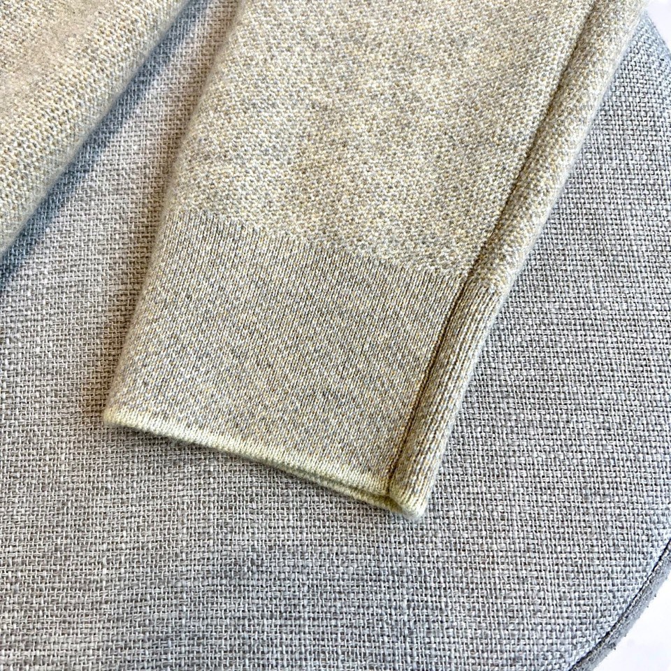 Loro Piana诺悠翩雅、2025秋冬新品臻柔羊绒针织衫。采用珍稀羊绒与精纺羊毛的黄金配比织就，羊绒