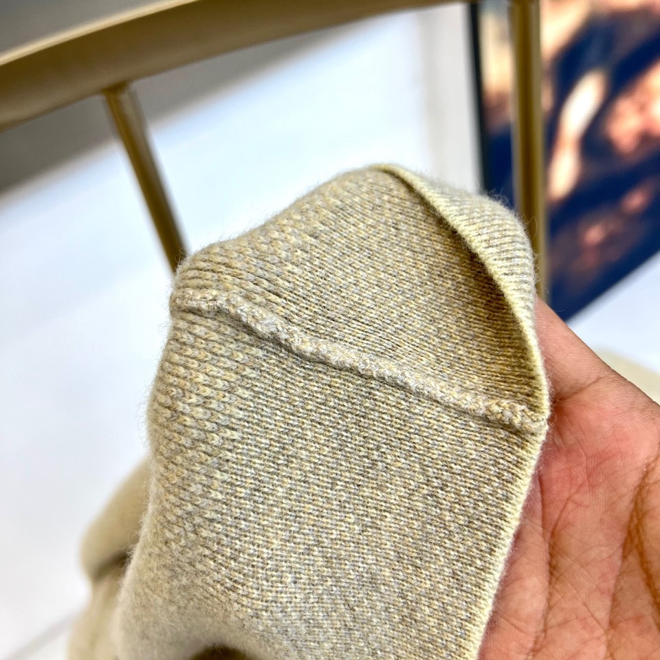 Loro Piana诺悠翩雅、2025秋冬新品臻柔羊绒针织衫。采用珍稀羊绒与精纺羊毛的黄金配比织就，羊绒