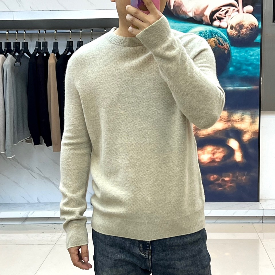 Loro Piana诺悠翩雅、2025秋冬新品臻柔羊绒针织衫。采用珍稀羊绒与精纺羊毛的黄金配比织就，羊绒