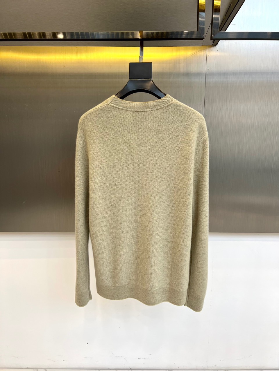 Loro Piana诺悠翩雅、2025秋冬新品臻柔羊绒针织衫。采用珍稀羊绒与精纺羊毛的黄金配比织就，羊绒