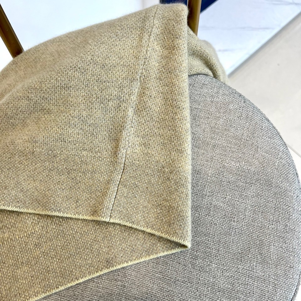 Loro Piana诺悠翩雅、2025秋冬新品臻柔羊绒针织衫。采用珍稀羊绒与精纺羊毛的黄金配比织就，羊绒